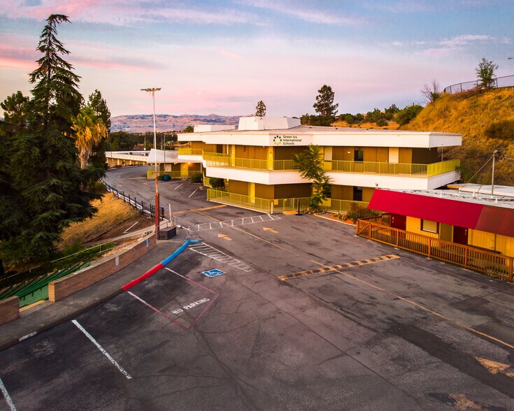 520-540 Sands Dr, San Jose, CA à vendre - Photo de l’immeuble – Image 2 sur 6