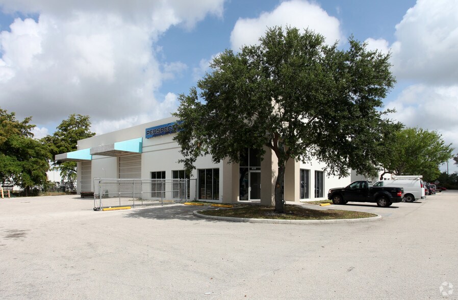 1903 NW 40th Ct, Pompano Beach, FL à louer - Photo principale – Image 1 sur 4