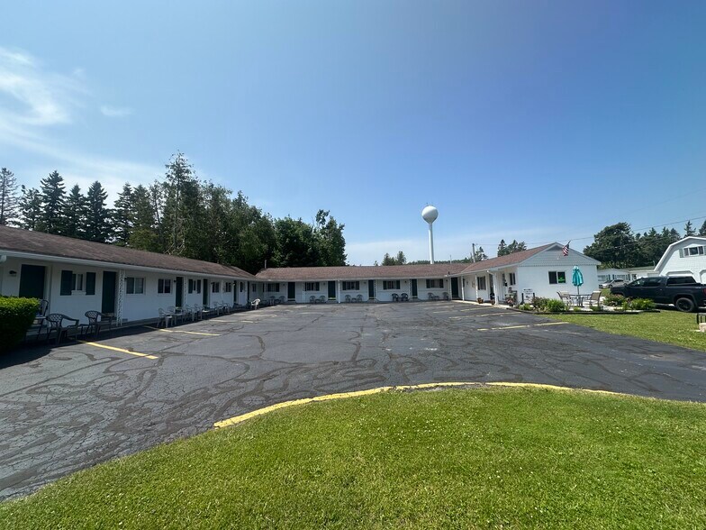 2040 I-75 Business Loop, Saint Ignace, MI à vendre - Photo de l’immeuble – Image 3 sur 16