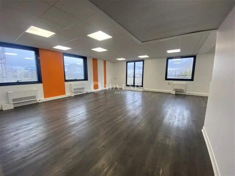 Bureau dans Guyancourt à louer - Photo de l’immeuble – Image 2 sur 5