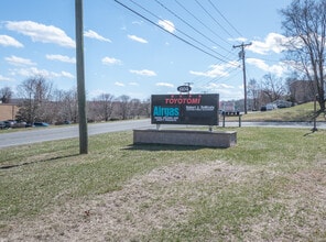604 Federal Rd, Brookfield, CT à louer Photo de l’immeuble– Image 1 sur 12