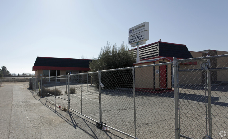 15421 Village Dr, Victorville, CA à louer - Photo de l’immeuble – Image 3 sur 6