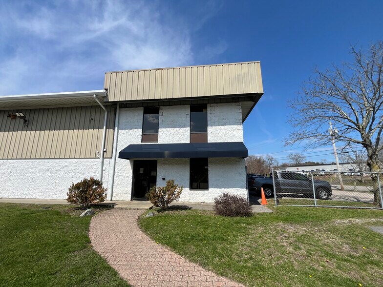 70 1st St, E Bridgewater, MA à louer - Photo de l’immeuble – Image 3 sur 16