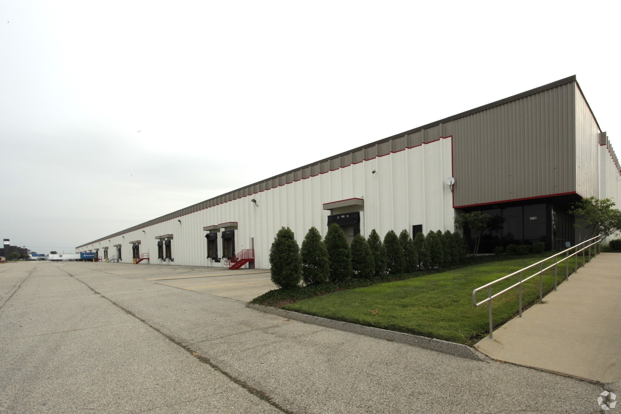 7715 National Tpke, Louisville, KY à louer Photo principale– Image 1 sur 6
