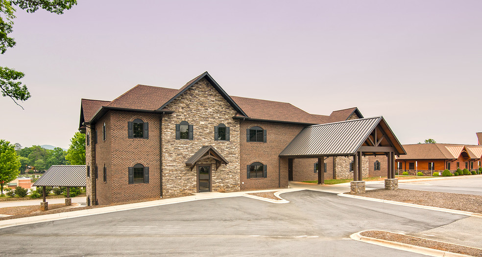 125 Hospital Ave NW, Lenoir, NC à louer - Photo principale – Image 1 sur 4