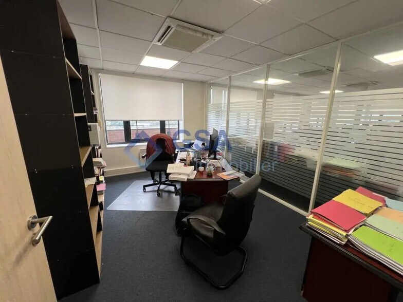 Bureau dans Évry-Courcouronnes à vendre - Photo de l’immeuble – Image 2 sur 5