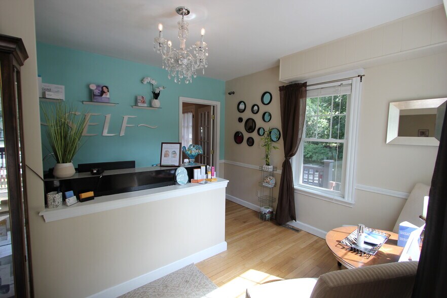 323 W Central St, Franklin, MA à vendre - Photo de l’immeuble – Image 3 sur 18