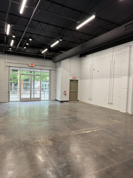 608 E Hickory St, Denton, TX à louer - Photo de l’immeuble – Image 3 sur 9