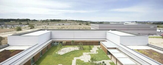 Plus de détails pour Local d'activités à louer