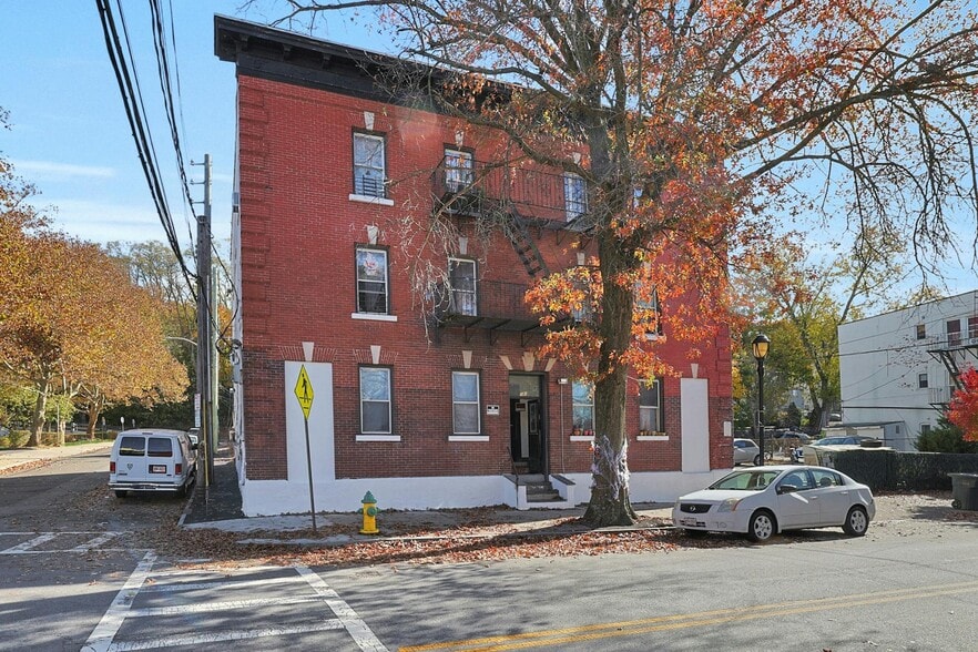 141 Ferris Ave, White Plains, NY à vendre - Photo de l’immeuble – Image 2 sur 9