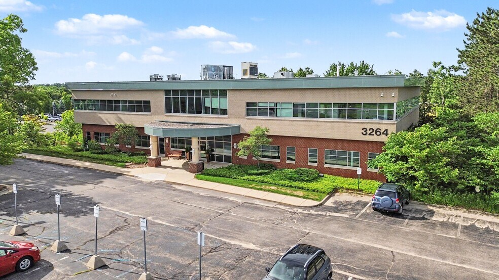 3264 N Evergreen Dr NE, Grand Rapids, MI à vendre - Photo de l’immeuble – Image 1 sur 12