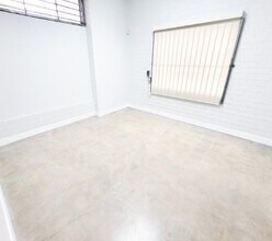 1320 W 12th Pl, Los Angeles, CA à louer Photo intérieure– Image 1 sur 3