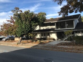 2875 Middlefield Rd, Palo Alto, CA à louer Photo de l’immeuble– Image 2 sur 5