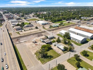 Plus de détails pour 701 E Henderson St, Cleburne, TX - Local commercial à vendre