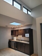 1455 Ellis St, Kelowna, BC à louer Photo intérieure– Image 1 sur 3