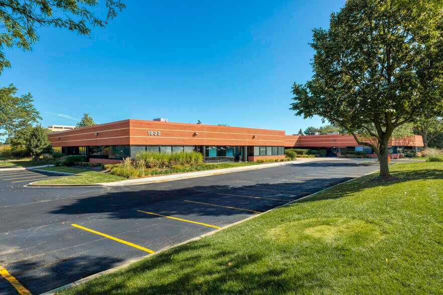 1833 Centre Point Cir, Naperville, IL à louer - Photo de l’immeuble – Image 3 sur 8
