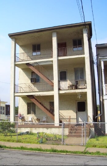 521 Woodward St, Mckees Rocks, PA à vendre - Photo principale – Image 1 sur 1
