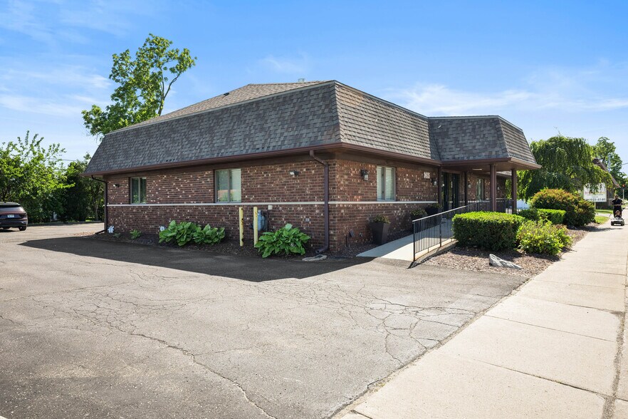 24825 Eureka Rd, Taylor, MI à vendre - Photo de l’immeuble – Image 2 sur 30