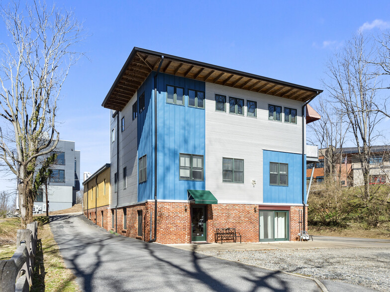 8 Magnolia Ave, Asheville, NC à louer - Photo de l’immeuble – Image 1 sur 13