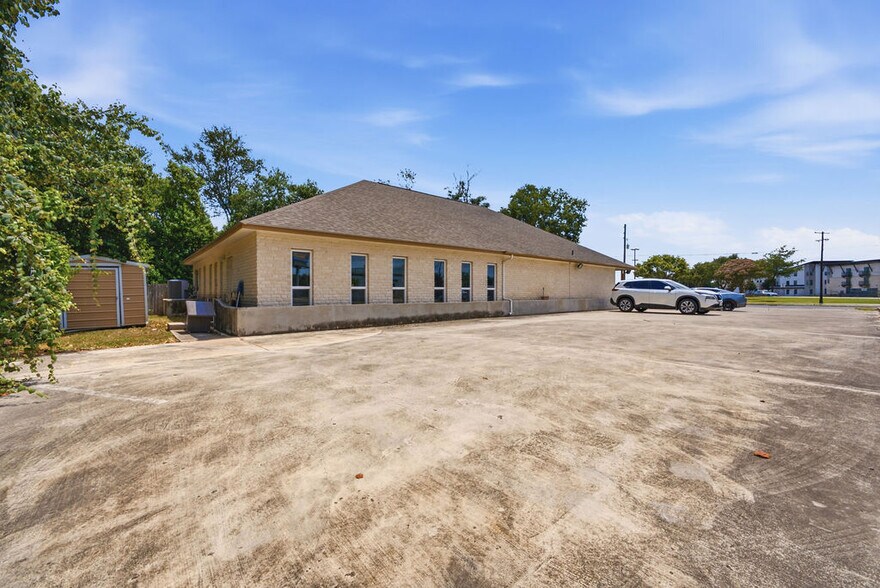 215 Courtyard Dr, New Braunfels, TX à louer - Photo de l’immeuble – Image 2 sur 12