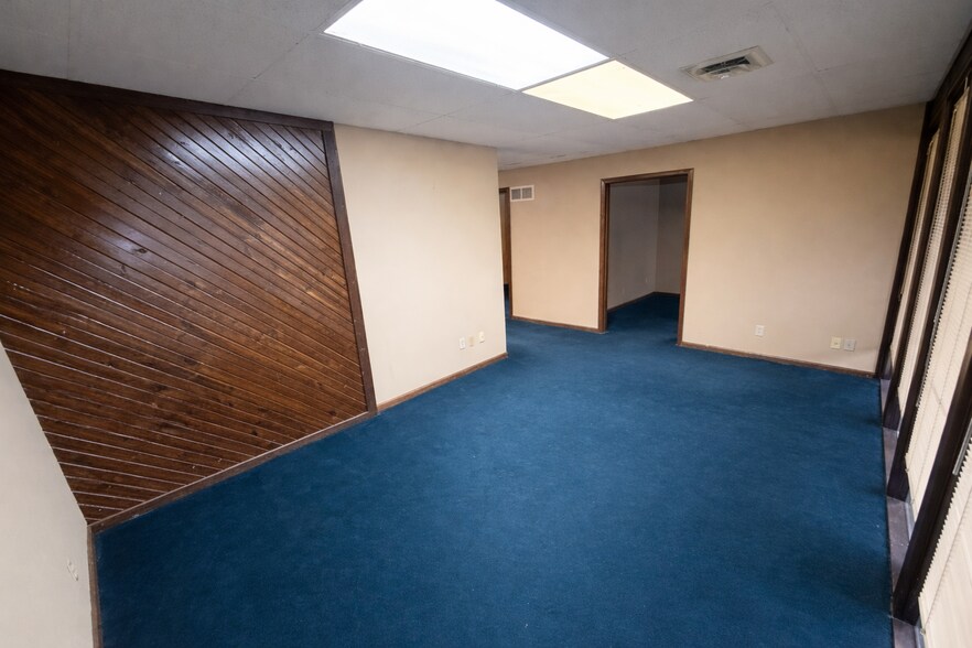 4212 S Hocker Dr, Independence, MO à vendre - Photo de l’immeuble – Image 3 sur 22