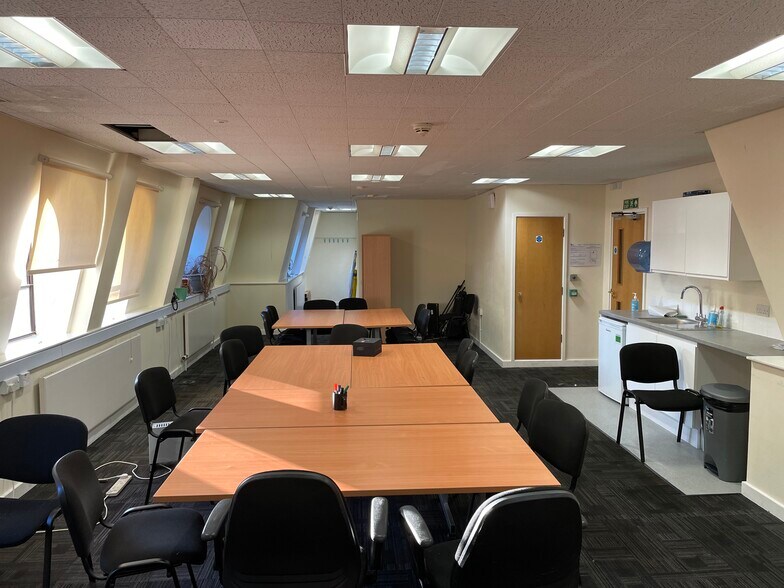 115 High St, Croydon à louer - Photo de l’immeuble – Image 2 sur 9