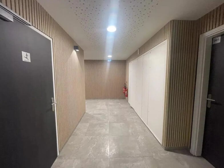 Bureau dans Fréjus à louer - Photo de l’immeuble – Image 3 sur 15