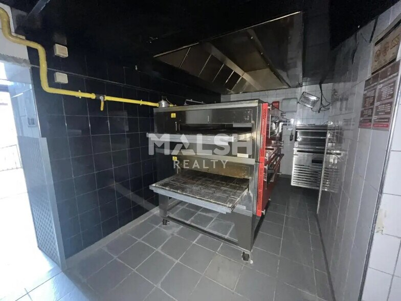 Local commercial dans Saint-Genis-Laval à vendre - Photo de l’immeuble – Image 3 sur 15