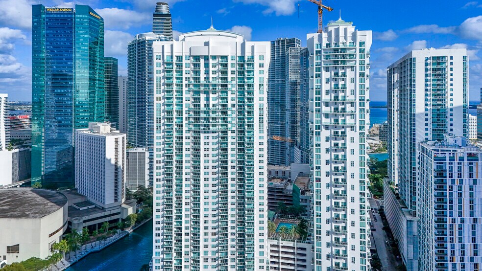 31-41 SE 5th St, Miami, FL à louer - Photo de l’immeuble – Image 3 sur 40
