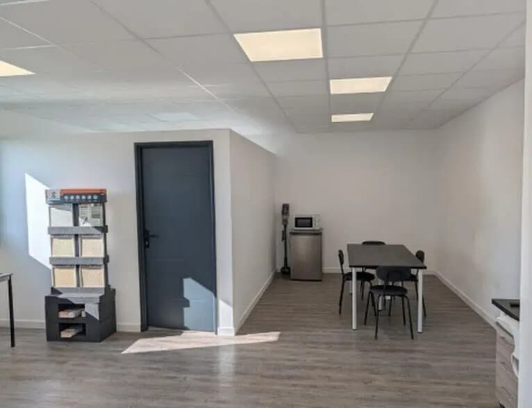 12 Rue Léopha, Mions à louer - Photo intérieure – Image 2 sur 10