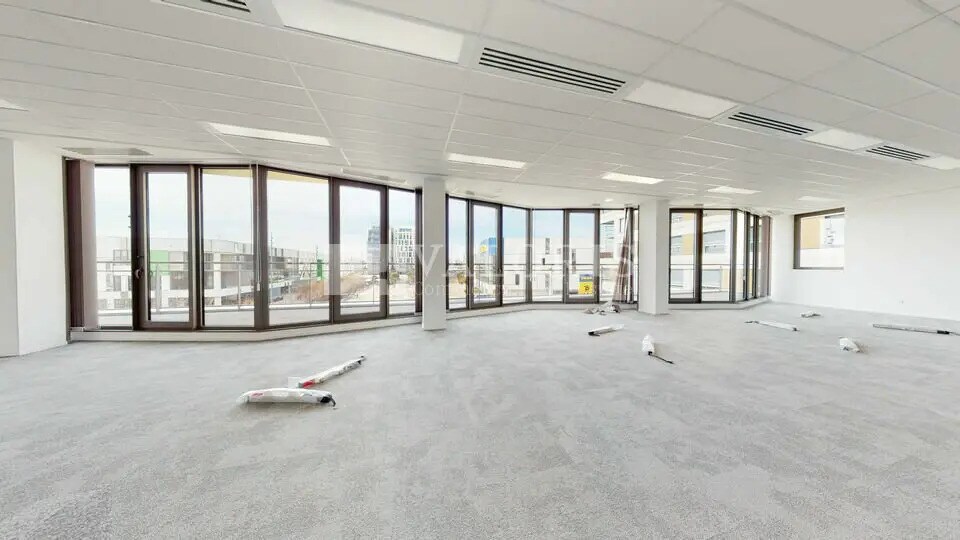 Bureau dans Vénissieux à louer - Photo de l’immeuble – Image 2 sur 11