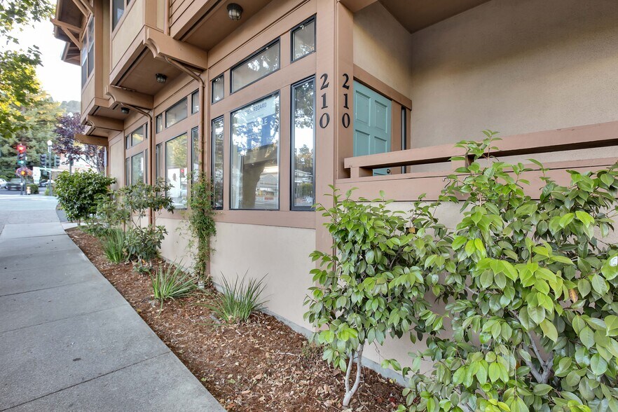 208-210 Redwood Ave, Corte Madera, CA à louer - Photo de l’immeuble – Image 2 sur 14