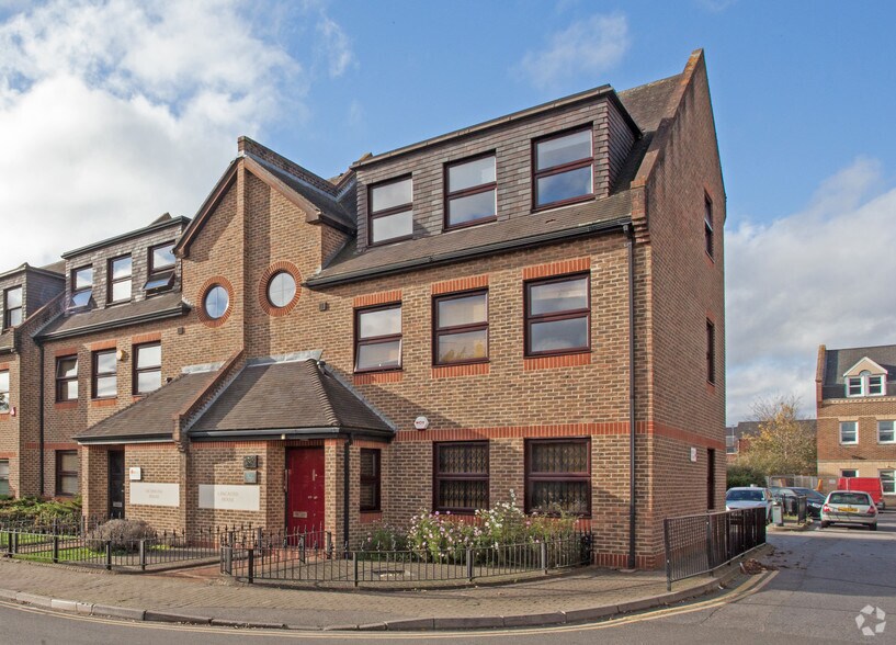 11 Churchfield Rd, Walton On Thames à louer - Photo principale – Image 1 sur 8