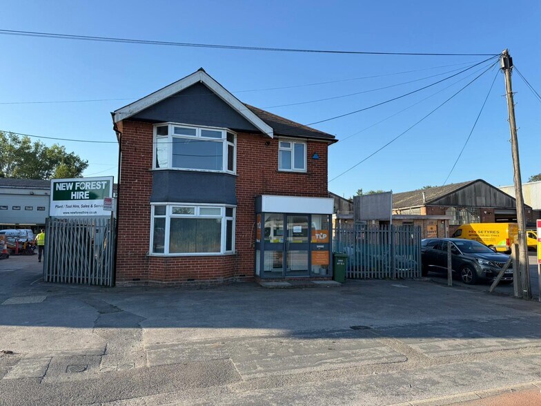 148 Commercial Rd, Totton à louer - Photo de l’immeuble – Image 1 sur 2