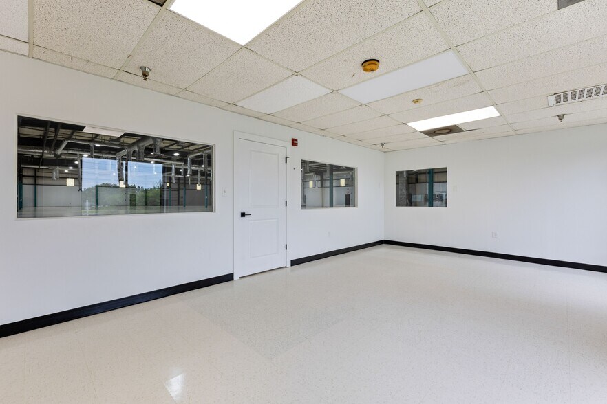 14748 W Colonial Dr, Winter Garden, FL à vendre - Photo de l’immeuble – Image 2 sur 10