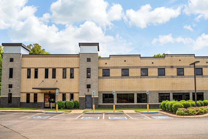 7105 S Springs Dr, Franklin, TN à louer - Photo de l’immeuble – Image 2 sur 9
