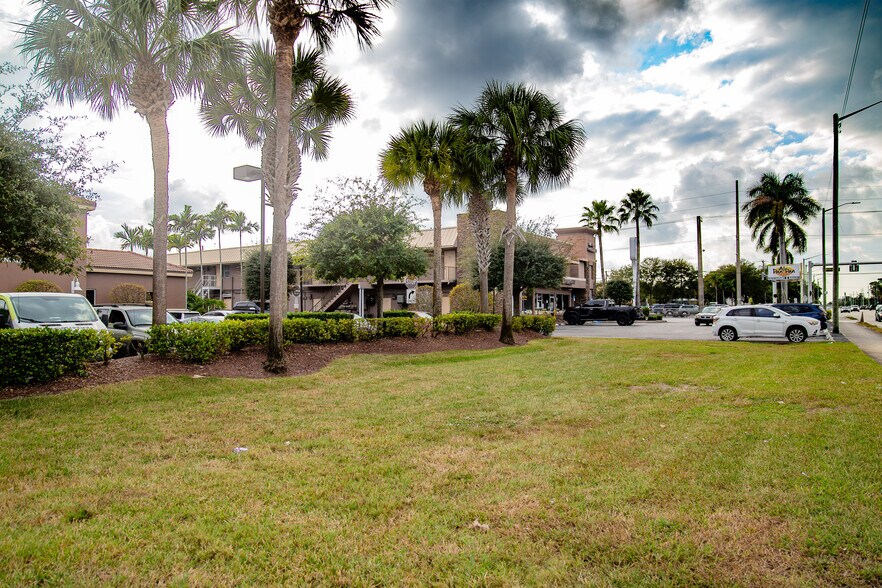 4444 Summit Blvd, West Palm Beach, FL à vendre - Photo de l’immeuble – Image 2 sur 4