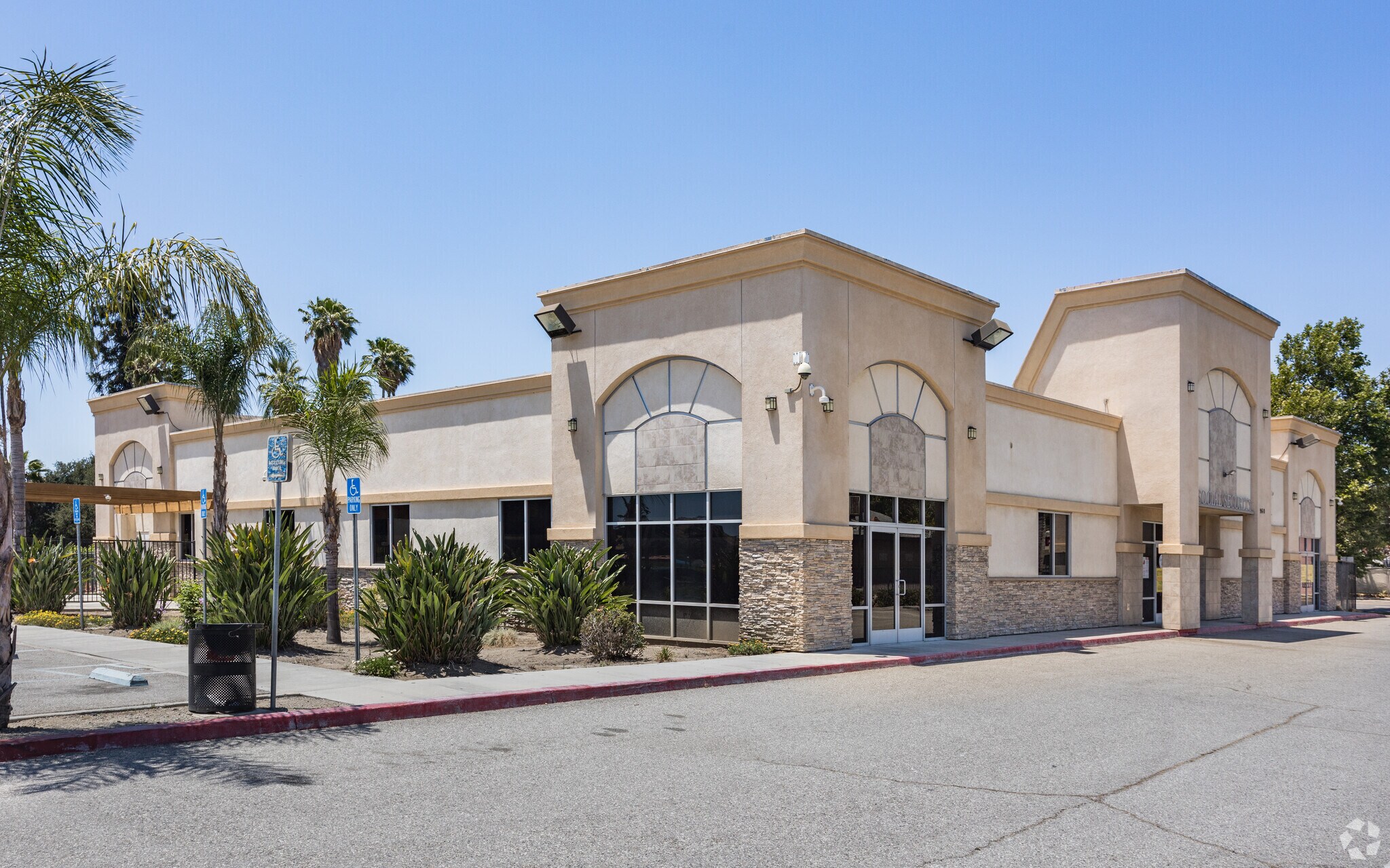 960 W Mission Blvd, Pomona, CA à louer Photo principale– Image 1 sur 7
