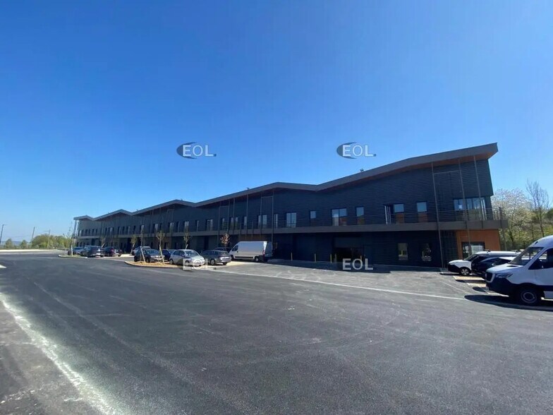 Local d’activités dans Condé-Sainte-Libiaire à louer - Photo de l’immeuble – Image 1 sur 5