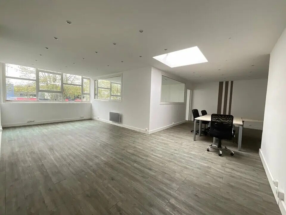 Bureau dans Saint-Thibault-des-Vignes à louer Photo intérieure– Image 1 sur 4