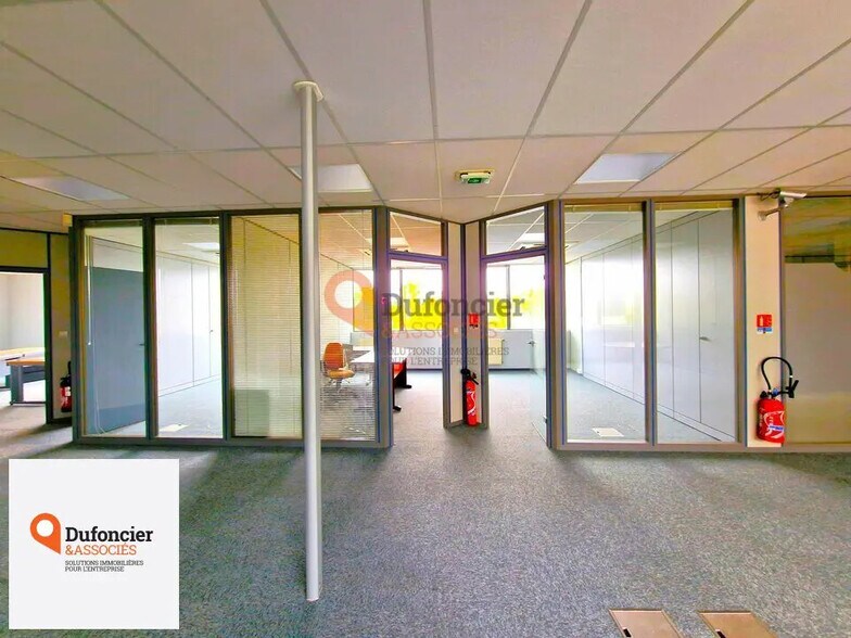 Bureau dans Chasseneuil-du-Poitou à louer - Photo de l’immeuble – Image 1 sur 6