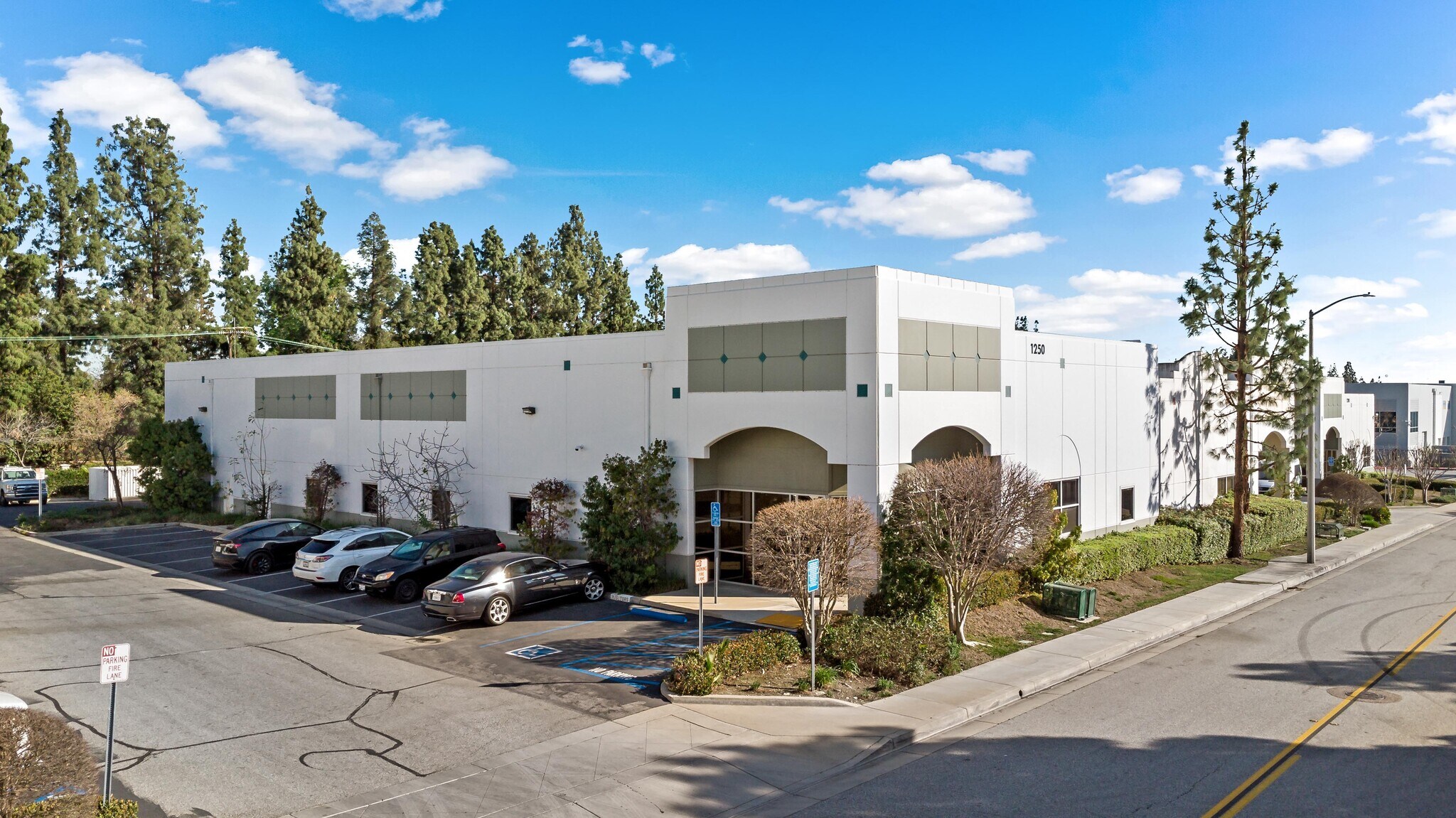 1250 Mountain View Cir, Azusa, CA à vendre Photo principale– Image 1 sur 13