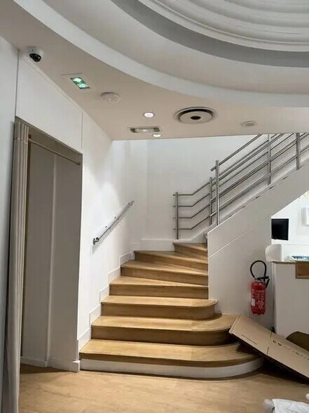 Local commercial dans Paris à louer - Photo de l’immeuble – Image 3 sur 16