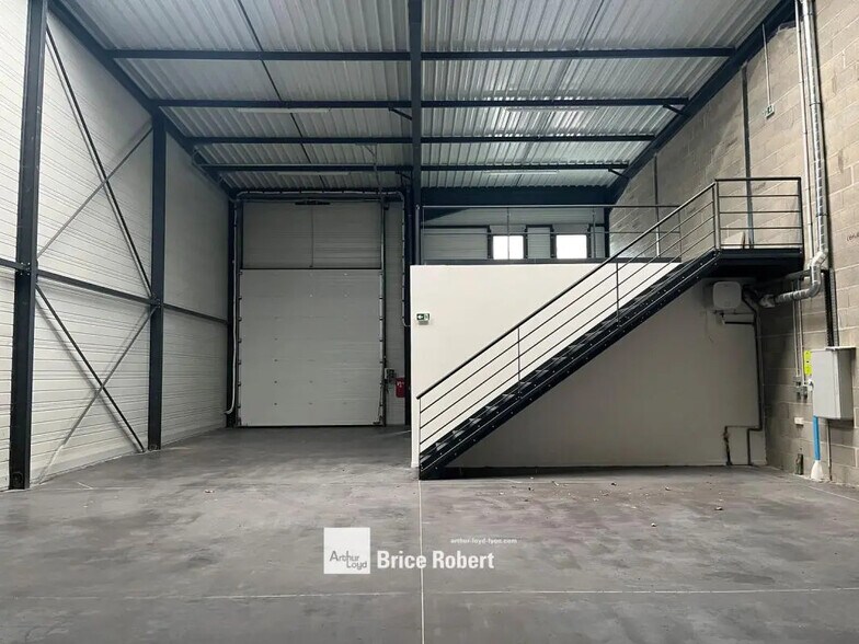 Bureau dans Vénissieux à louer - Photo de l’immeuble – Image 2 sur 5