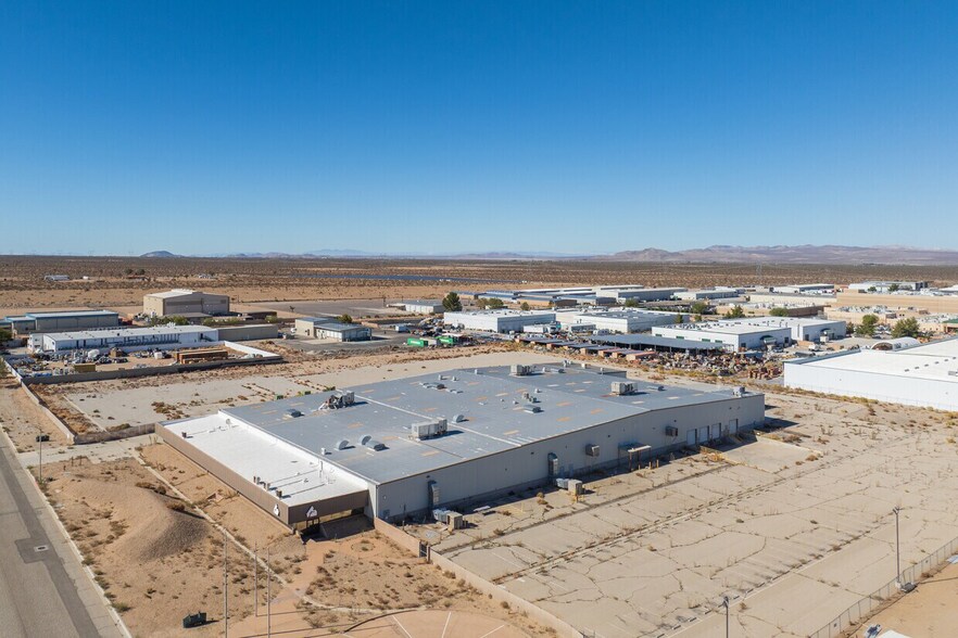 9400 Holly Rd, Adelanto, CA à louer - Photo de l’immeuble – Image 2 sur 11