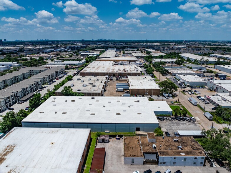 6817 Wynnwood Dr, Houston, TX à louer - Photo de l’immeuble – Image 3 sur 4