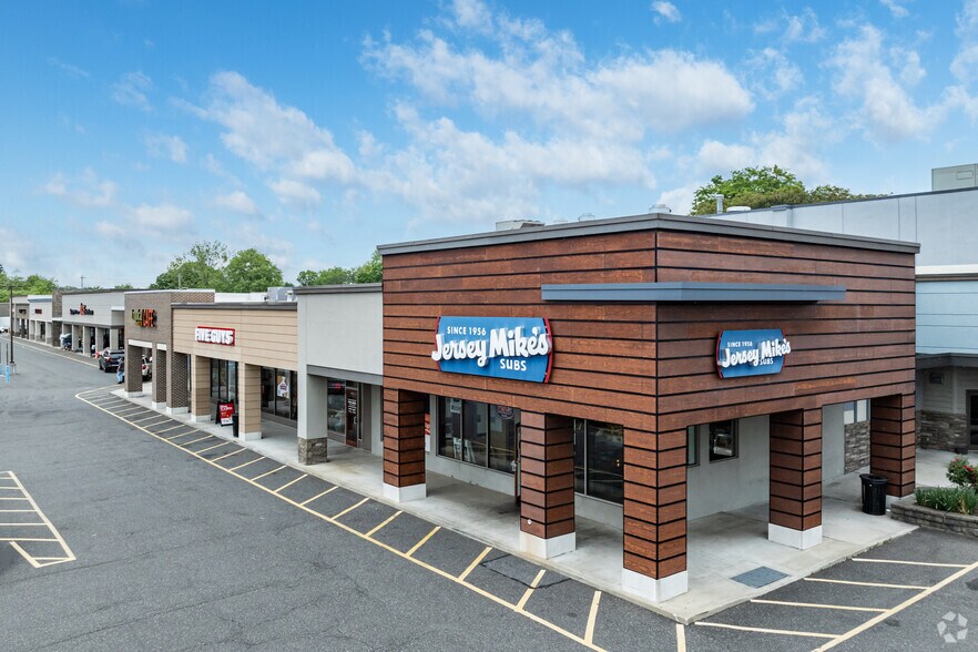 2305-2349 Jericho Tpke, Garden City Park, NY à louer - Photo principale – Image 1 sur 6