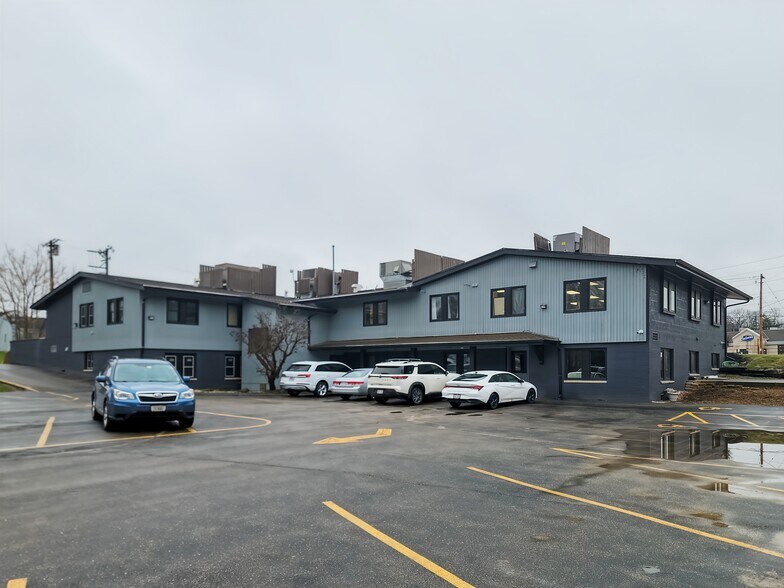 6080-6090 S 108th St, Hales Corners, WI à louer - Photo de l’immeuble – Image 2 sur 8