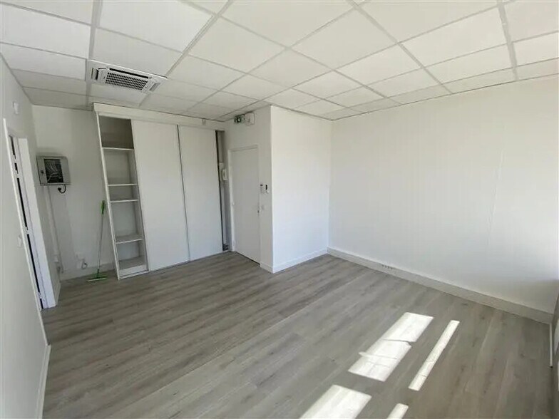 Bureau dans Maisons-Alfort à louer - Photo de l’immeuble – Image 3 sur 7