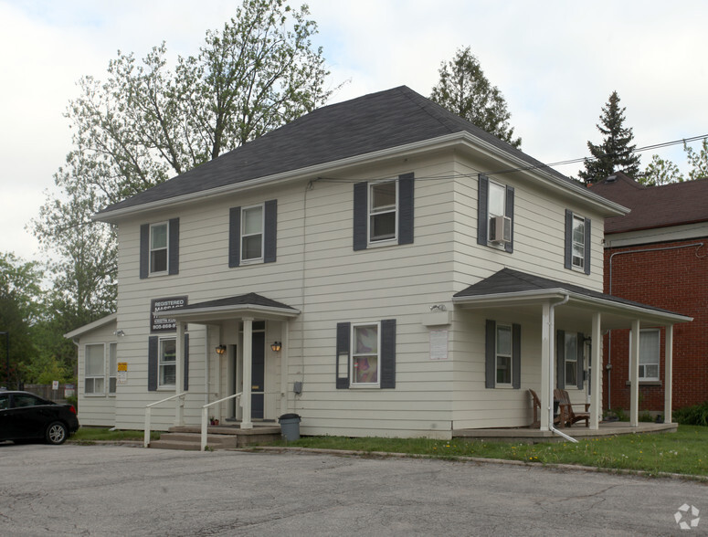 18 Bolton Ave, Newmarket, ON à vendre - Photo principale – Image 1 sur 2